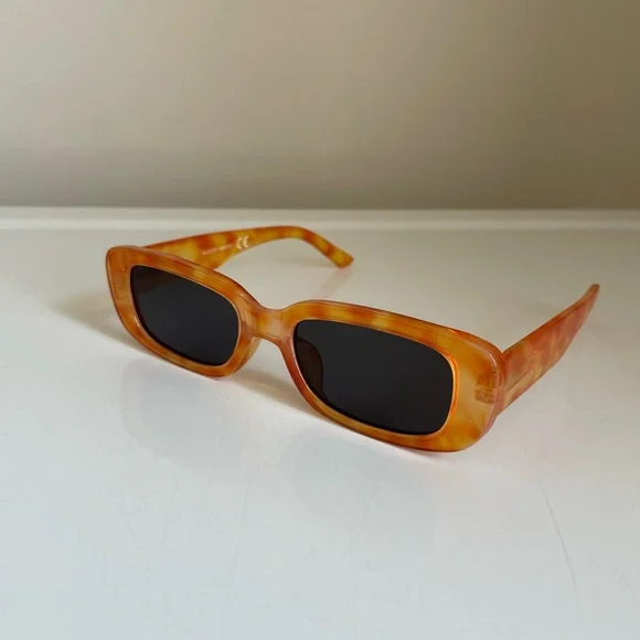 High Fashion Rectangular Sunglasses. - Picture 3 of 6